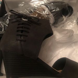 Black wedges, With zipper on back